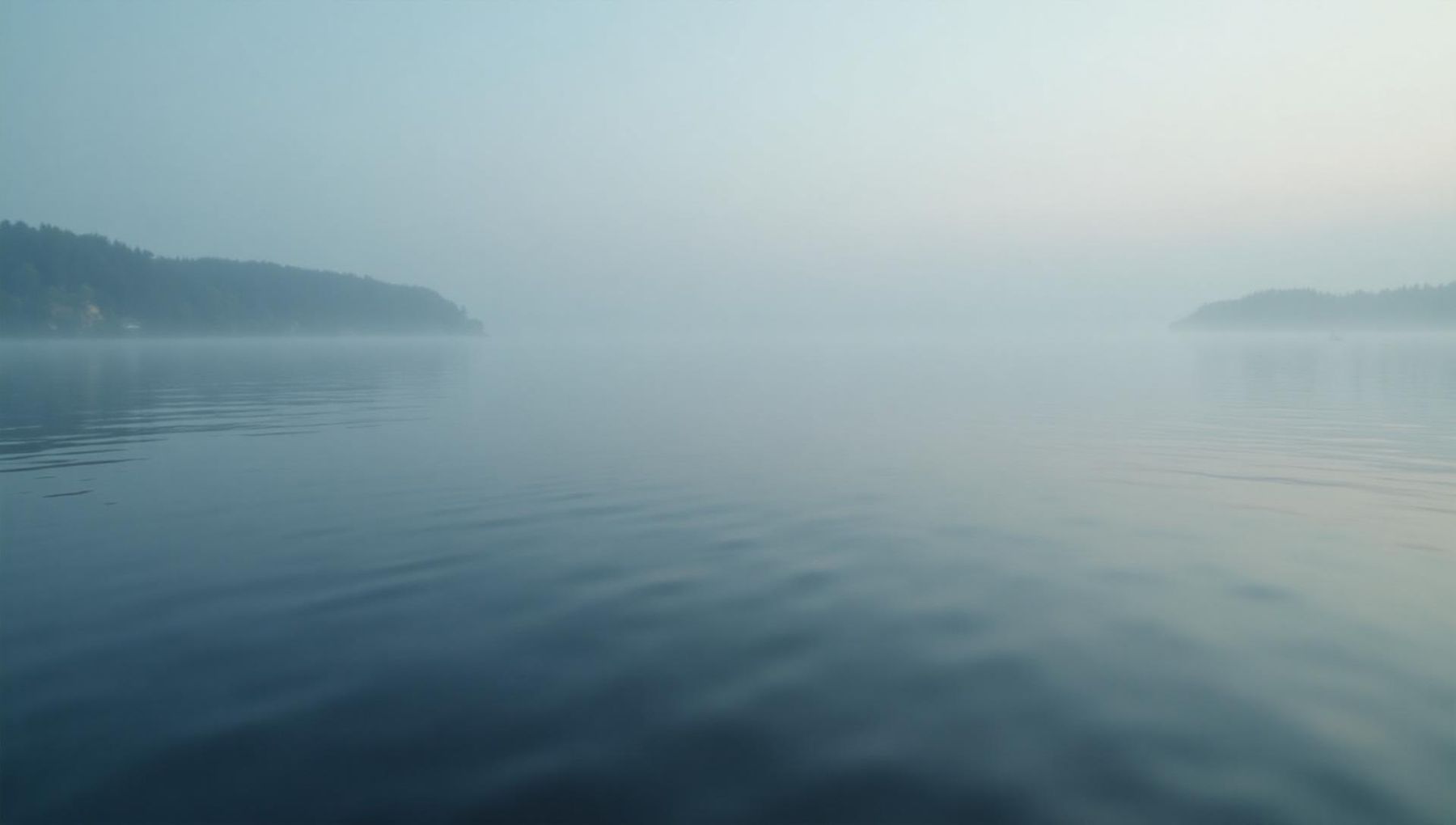 Acqua calma nella nebbia